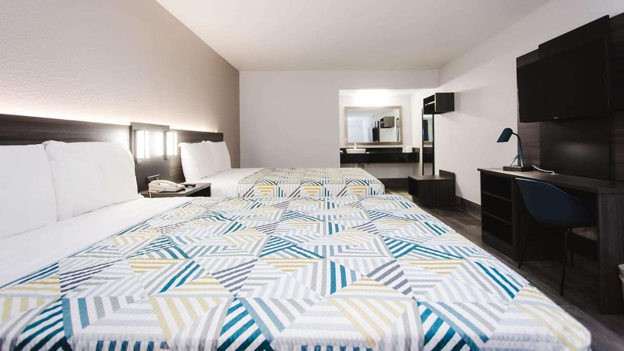Hotel 6 Houston, Tx - Medical Center - Nrg Stadium 2*